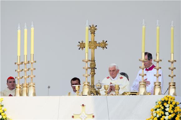 Benedikt XVI.: radujte se očinstvu i majčinstvu                                                                                                                                                                                                 