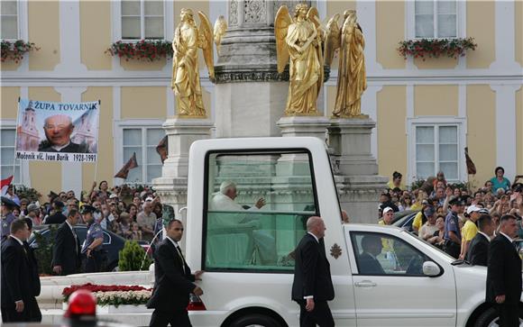 Papa došao u katedralu pomoliti se na grob Stepinca                                                                                                                                                                                             