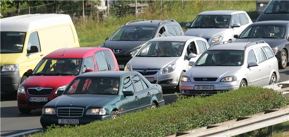 HAK: Pojačan promet, kod Lučkog kilometarske kolone                                                                                                                                                                                             