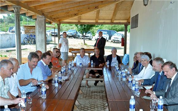 Premijerka Kosor otvorila obnovljenu rivu na otoku Šipanu                                                                                                                                                                                       