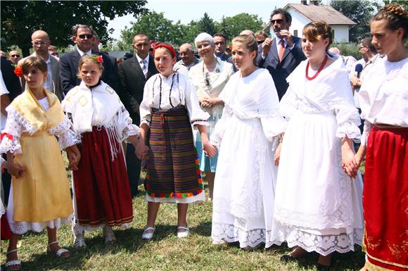 Premijerka Kosor položila temeljni kamen za športsku dvoranu u Višnjevcu                                                                                                                                                                        