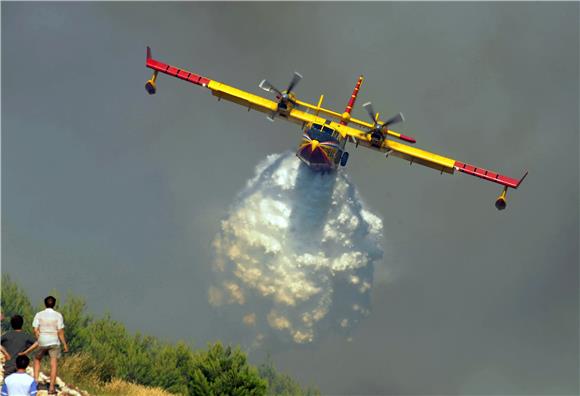 Požar na Braču još nije pod nadzorom gasitelja                                                                                                                                                                                                  