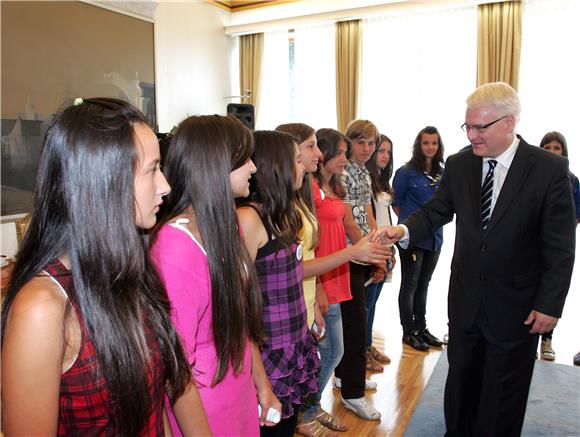 Josipović primio djecu iz Srebrenice koja ljetuju u Hrvatskoj                                                                                                                                                                                   