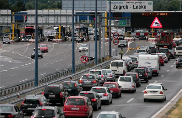 Gužva prema jugu - vozila se isključuju kod čvora Ravča                                                                                                                                                                                         