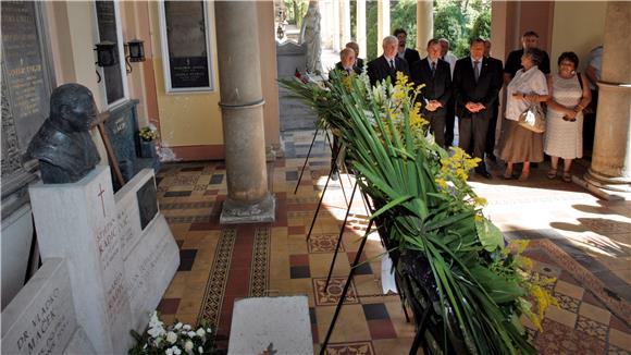 Friščić položio vijenac na grob Stjepana Radića                                                                                                                                                                                                 