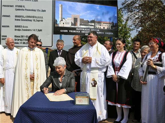 Premijerka Kosor u Kninu položila temeljni kamen za crkvu (kraća)                                                                                                                                                                               