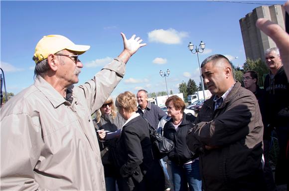 Radnici Đakovštine nastavljaju prosvjed, blokirali prometnicu na sat vremena                                                                                                                                                                    