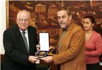 Bandić uručio Medalju grada Zagreba V. Kranjčeviću i I. Vicanu                                                                                                                                                                                  