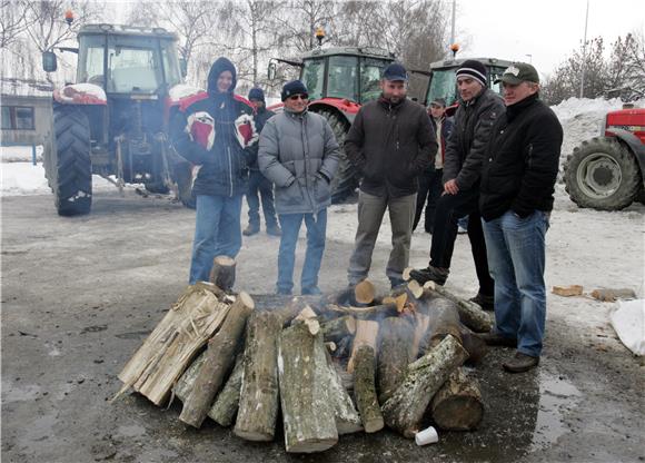 Mljekari s traktorima pred Dukatom                                                                                                                                                                                                              