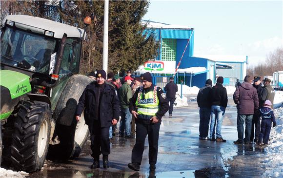 Prosvjed proizvođača mlijeka i ispred KIM-a                                                                                                                                                                                                     