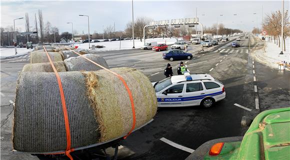 Mljekari blokirali Dukat                                                                                                                                                                                                                        