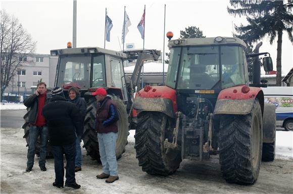 Mljekari prekidaju prosvjede i povlače traktore                                                                                                                                                                                                 