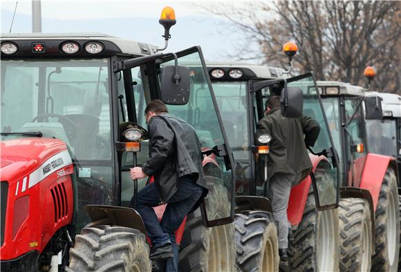 I slavonski ratari traktorima krenuli kućama                                                                                                                                                                                                    