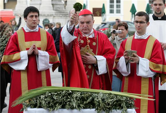 Nadbiskup Bozanić predvodio misu Cvjetnice                                                                                                                                                                                                      