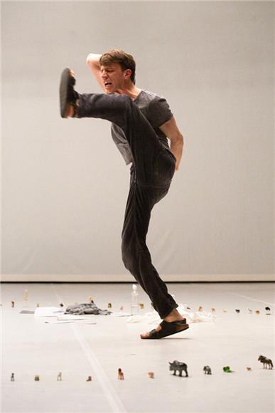 Matija Ferlin na festivalu Rencontres Choreographiques de St. Denis                                                                                                                                                                             