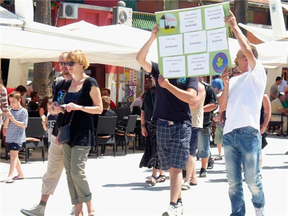 Prosvjed na splitskoj Rivi protiv spalionice smeća u Kaštelima                                                                                                                                                                                  