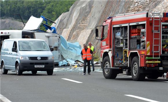 Više poginulih u prevrtanju autobusa na autocesti Zagreb-Split                                                                                                                                                                                  