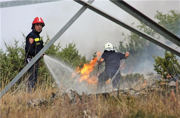 Za gašenje požara uz obalu spremno gotovo 10.000 vatrogasaca                                                                                                                                                                                    