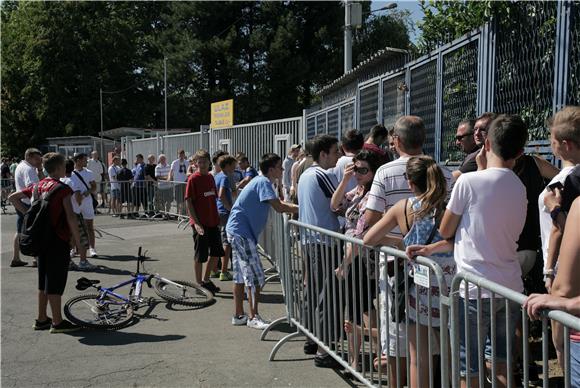 Redovi za ulaznice za utakmicu Dinamo-Maribor                                                                                                                                                                                                   