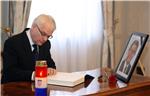 Sabor: otvorena knjiga žalosti za B. Šprema, prvi se upisao Josipović                                                                                                                                                                           