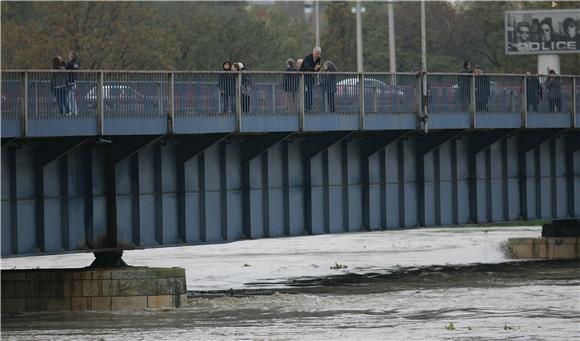 Vodeni val Save kod Podsuseda, vodostaj niži nego 2010.                                                                                                                                                                                         