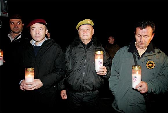 Branitelji u procesiji krenuli na bdijenje i misu za hrvatske generale                                                                                                                                                                          