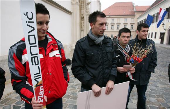 Na Markovom trgu Mladež HDZ-a te Mladi HSS-a - Vlada ne radi dobro                                                                                                                                                                              