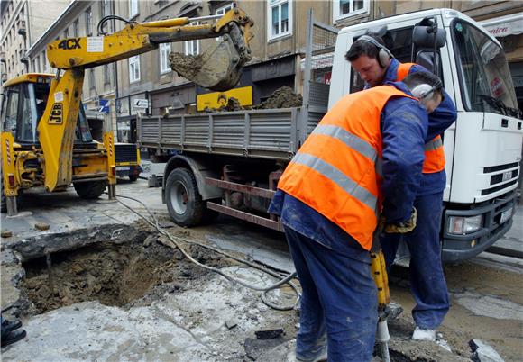 Blokiran promet u Gundulićevoj radi puknuća cijevi                                                                                                                                                                                              