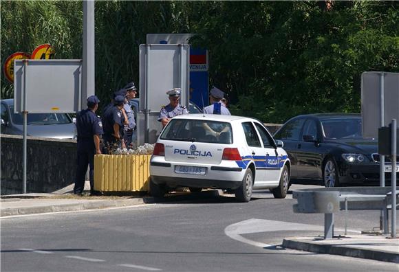 Policija čuva vaze s cvijećem na 'Jorasovom putu'                                                                                                                                                                                               