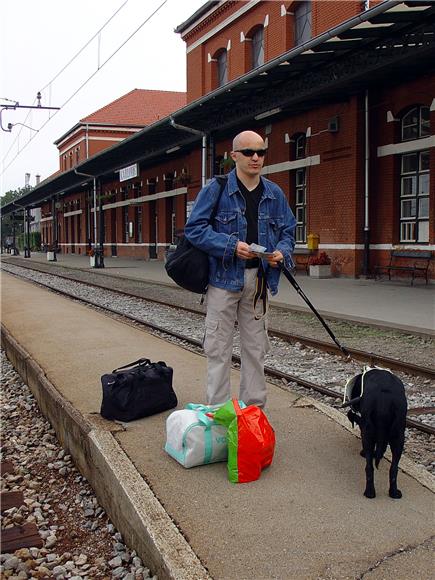 Neuspio pokušaj ulaska u vlak sa psom za slijepe osobe                                                                                                                                                                                          