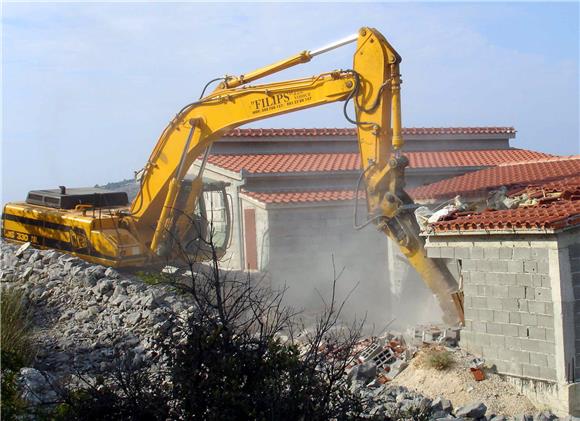 Rušenje bespravno izgrađenih objekata kraj Rogoznice                                                                                                                                                                                            