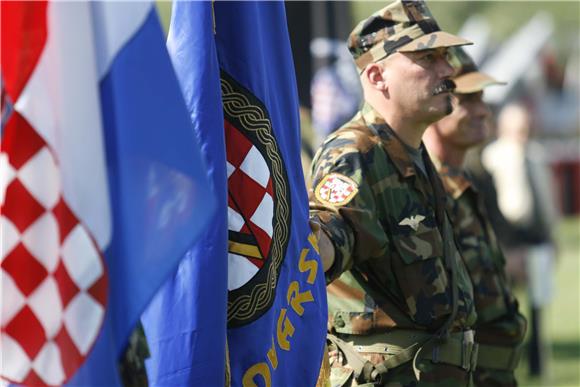 Svečano postrojavanje pripadnika 204. vukovarske brigade Hrvatske vojske                                                                                                                                                                        