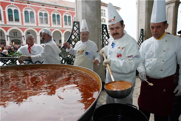 Tradicionalna podjela bakalara na splitskim Prokurativama                                                                                                                                                                                       