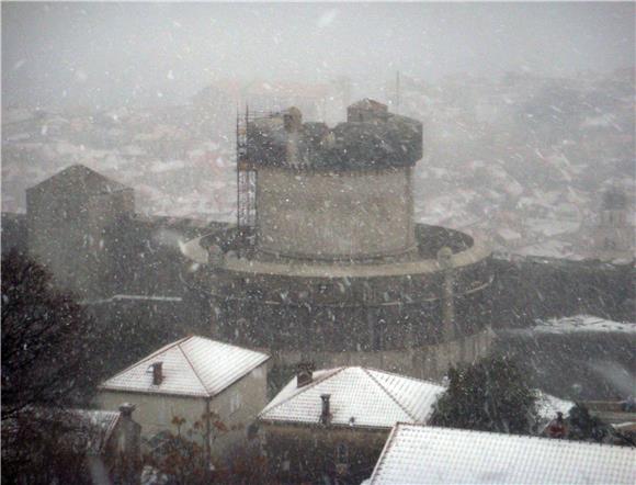 U Dubrovniku pao snijeg i prekinuo zračni promet                                                                                                                                                                                                