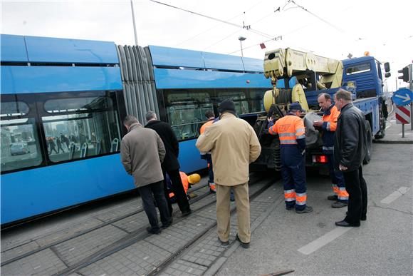 Tramvaj izletio iz tračinca na križanju Vukovarske i Držićeve u Zagrebu                                                                                                                                                                         