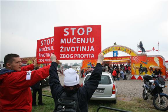 Prosvjed ispred cirkusa sa životinjama                                                                                                                                                                                                          