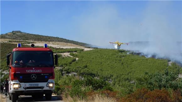 Hvar: požar zaprijetio kampu                                                                                                                                                                                                                    