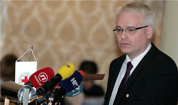 Predsjednik Josipović uručio odličja 139-orici darivatelja krvi                                                                                                                                                                                 