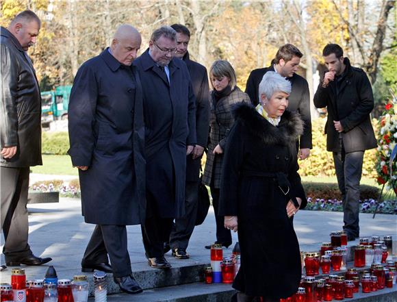 Izaslanstvo HDZ-a predvođeno premijerkom Kosor položilo vijence na Mirogoju                                                                                                                                                                     