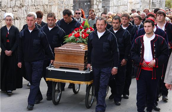 Vesna Parun sahranjena u Grohotama na Šolti                                                                                                                                                                                                     