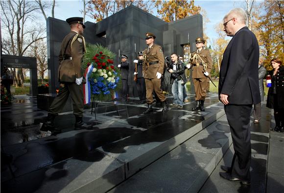 Visoka državna izalsnastva položila vijence na Mirogoju u povodu blagdana Svih svetih                                                                                                                                                           