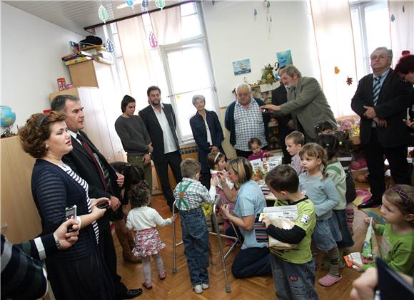 Ministar Tomislav Ivić i predstavnici šest zadruga hrvatskih branitelja te tvrtke Podravka d.d. posjetili su danas Dom za djecu Zagreb u Nazorovoj                                                                                              