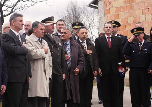 Otkriveno spomen-obilježje Nikoli Hodaku, poginulu policajcu u Domovinskom ratu                                                                                                                                                                 