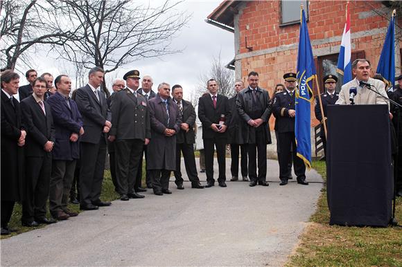 Otkriveno spomen-obilježje Nikoli Hodaku, poginulu policajcu u Domovinskom ratu                                                                                                                                                                 