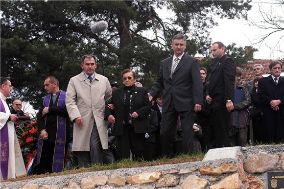 Otkriveno spomen-obilježje Nikoli Hodaku, poginulu policajcu u Domovinskom ratu                                                                                                                                                                 