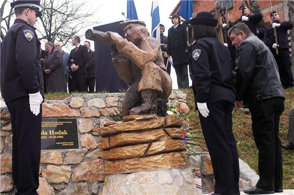 Otkriveno spomen-obilježje Nikoli Hodaku, poginulu policajcu u Domovinskom ratu                                                                                                                                                                 