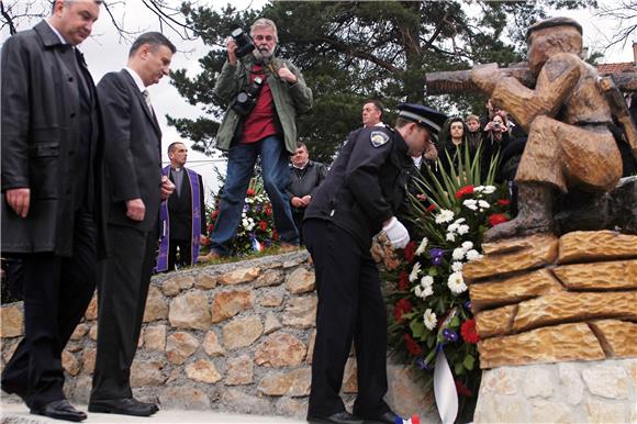 Otkriveno spomen-obilježje Nikoli Hodaku, poginulu policajcu u Domovinskom ratu                                                                                                                                                                 