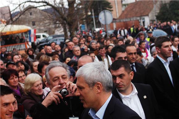 Tadić i Josipović posjetili sajam ličkih proizvoda u Gračacu i susreli se s lokalnim proizvođačima                                                                                                                                              