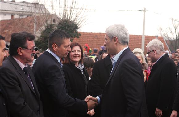 Tadić i Josipović posjetili sajam ličkih proizvoda u Gračacu i susreli se s lokalnim proizvođačima                                                                                                                                              