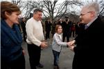 Josipović i Tadić posjetili povratničku obitelj Marković u Deringaju                                                                                                                                                                            